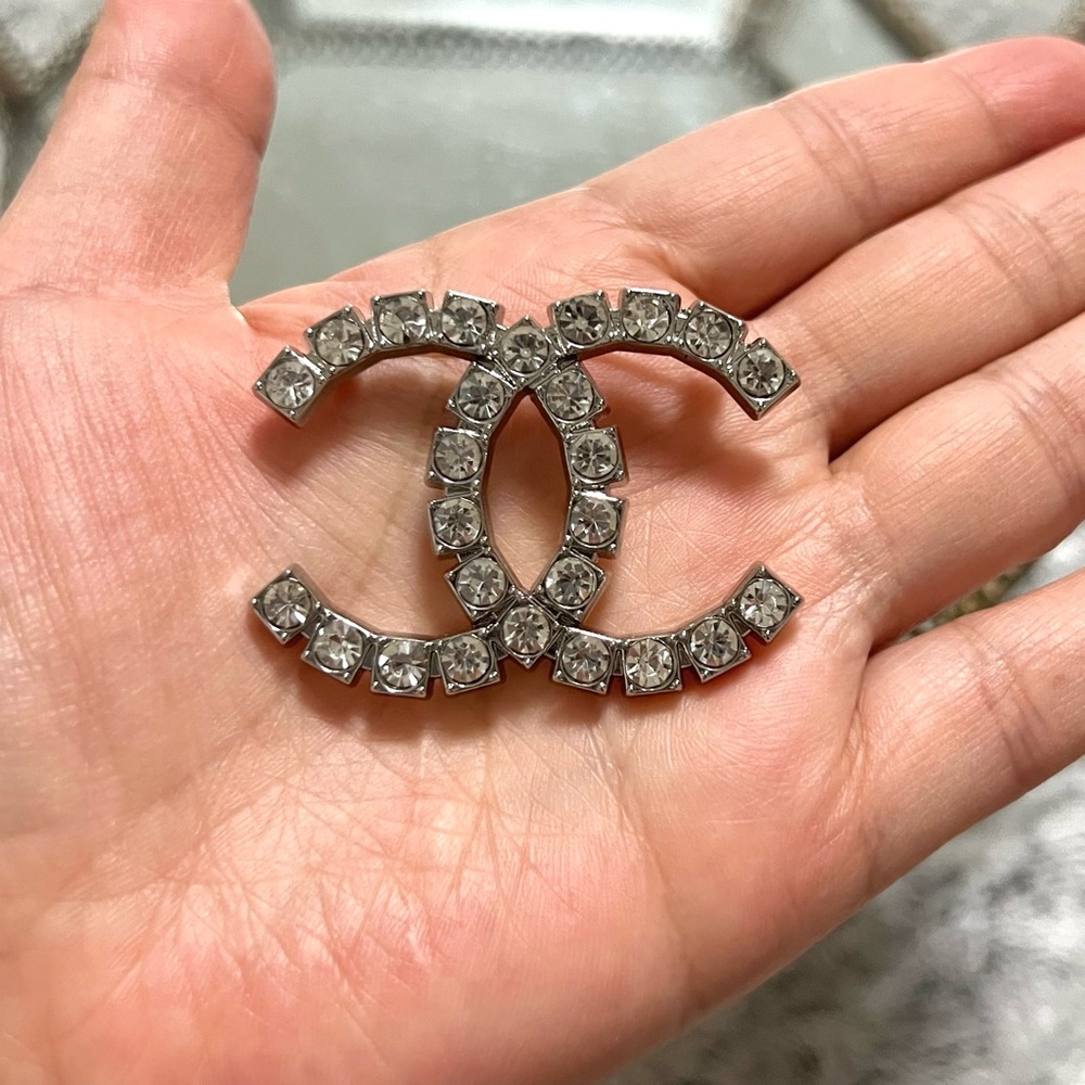 🍂 FALL SALE 🍂 CHANEL Silver Brooch with Iconic Logo and Sparkling Stones - Picture 5 of 6